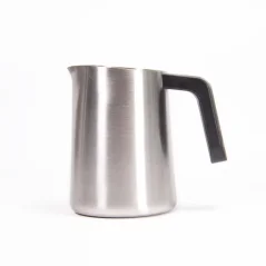 Cafetière argentée Subminimal Flowtip d'une capacité de 450 ml sur fond blanc.