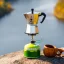 Cafetière Bialetti Moka Express sur un réchaud à gaz au milieu de la nature.