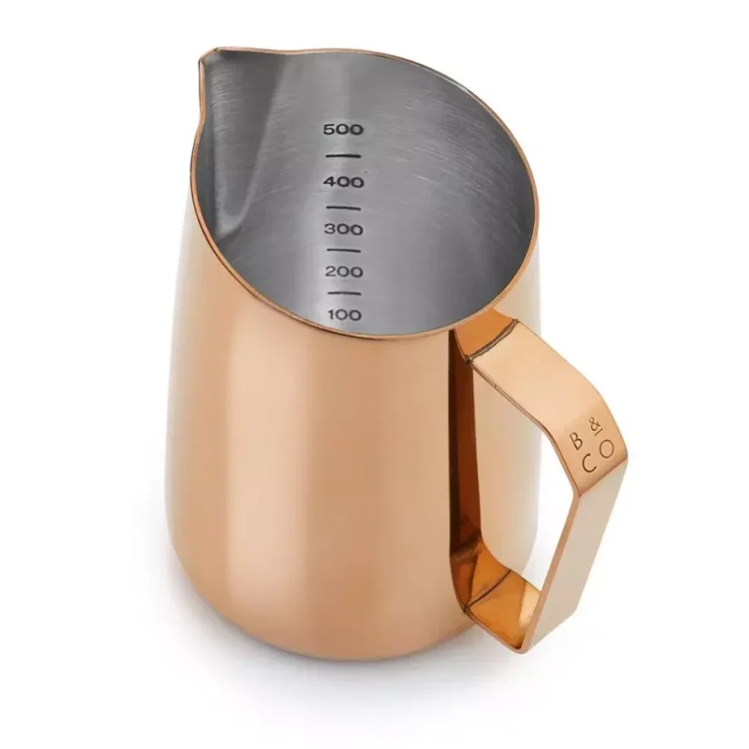 Nerezová oceľová kanvica na mlieko Barista & Co Dial In Milk Pitcher 600 ml v ružovej mosadzi.