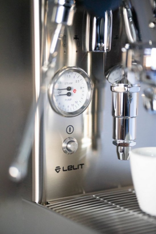 Manómetro de cafetera Lelit Mara para determinar la presión del espresso.