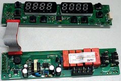 Elektronesch Uewenplack, zwou verbonne Placken - déi iewescht mat Displayen a Knäppercher, déi ënnescht mat Relaisen an Ernärungselementer.