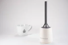Plastové sitko ľahko rozložiteľné v bielej farbe s pozadím šálky na kávu s logom