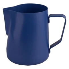 Jarra de leche de teflón azul con una capacidad de 600 ml.