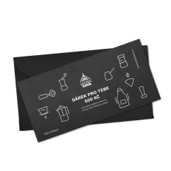 Darčekový poukaz na čiernom papieri s čiernou obálkou s bielymi motívmi a logom