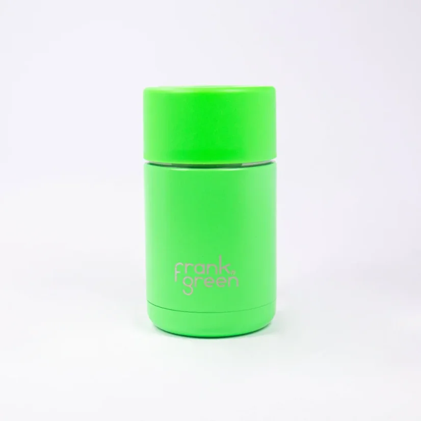Frank Green Ceramic Neon Green je termohrnek o objeme 295 ml, v výraznej neonovo zelenej farbe, ideálny na cestovanie.
