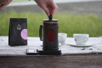 Preparing coffee in the French Press