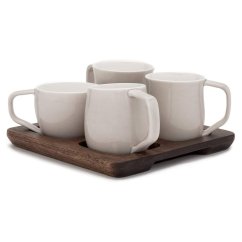 Set von grauen Porzellanbechern.