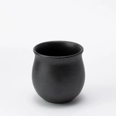 Eleganter schwarzer Origami Pinot Flavor Cup mit einem Fassungsvermögen von 200 ml, ideal für den Genuss Ihres Lieblingsgetränks.