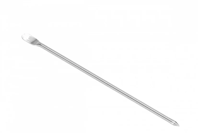 Stylo barista argenté pour latte art sur fond blanc