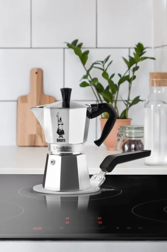Cafetière Moka Express Bialetti sur une plaque à induction.