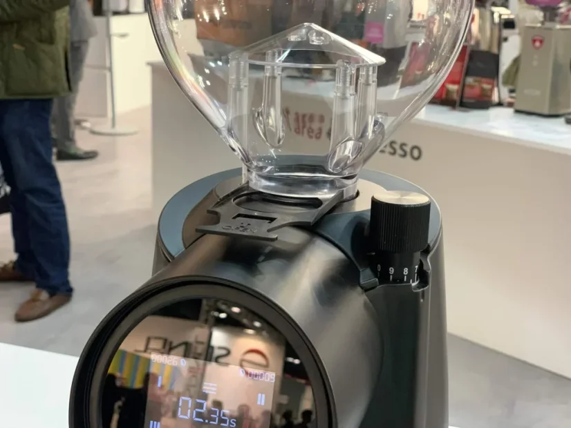Espressový mlynček na kávu Eureka Helios 65 v bielej farbe, s prestížnym talianskym dizajnom.