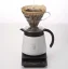 Balta termo puodelis Hario Insulated Server V60-02, iš nerūdijančio plieno, 600 ml talpos, skirtas kavos mėgėjams.