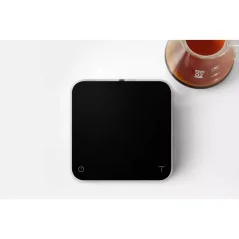 Digitálne váhy na kávu Acaia Pearl v čiernej farbe ponúkajú praktickú funkciu Tare pre presné meranie ingrediencií.