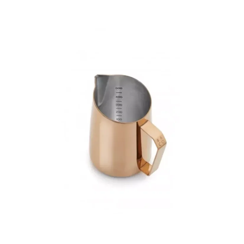 La jarra de leche de cobre de 620 ml es ideal para preparar lattes y capuccinos con una microespuma perfecta.