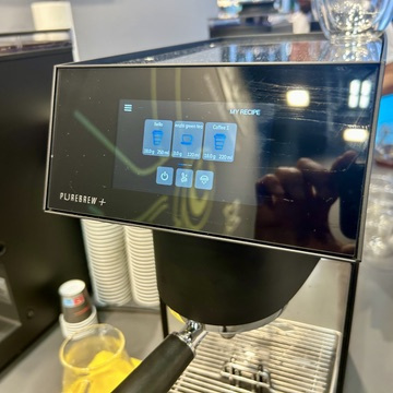 Kávovar Victoria Arduino Pure Brew + ponúka elegantný dizajn a precízne spracovanie pre dokonalý kávový zážitok.