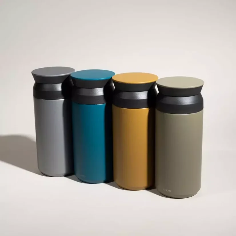 The Kinto Travel Tumbler Coyote 500 ml in yellow is a practical thermal mug that is suitable for use in a stroller.