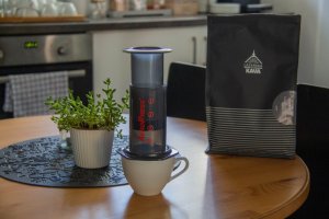 Doma ako v kaviarni alebo domácej kaviarni s Aeropressom