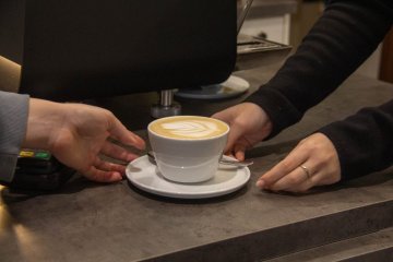 Etikette beim Kaffeetrinken in einem Café