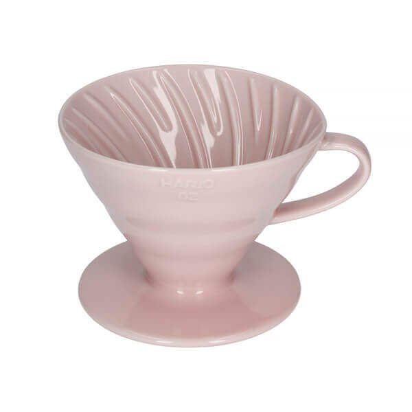 Dripper rosa Hario V60-02 per la preparazione di caffè filtro.