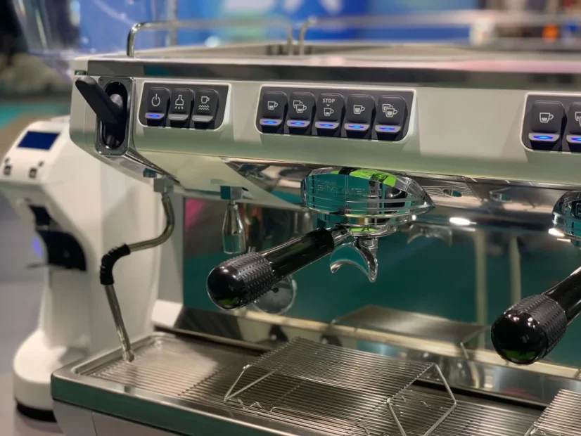 Profesionálny pákový kávovar Nuova Simonelli Appia Life XT 3GR V v čiernom prevedení s manometrom pre presné meranie tlaku.