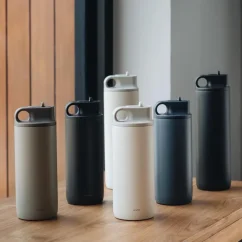 Schwarze Kinto Active Thermos mit einem Fassungsvermögen von 600 ml, die Ihr Getränk lange heiß oder kalt hält.