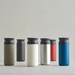 Il thermos Kinto Travel Tumbler di colore nero con capacità di 500 ml, perfetto per viaggiare.