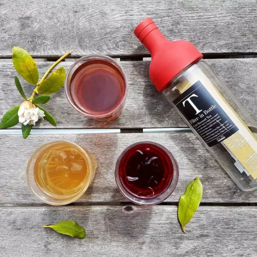 La bouteille de filtre à thé à infusion à froid Hario 750 ml en couleur rouge est idéale pour préparer du thé glacé rafraîchissant.