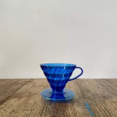 Zils plastmasas kafijas filtrs Hario V60-02, lai pagatavotu 2-4 kafijas tases.