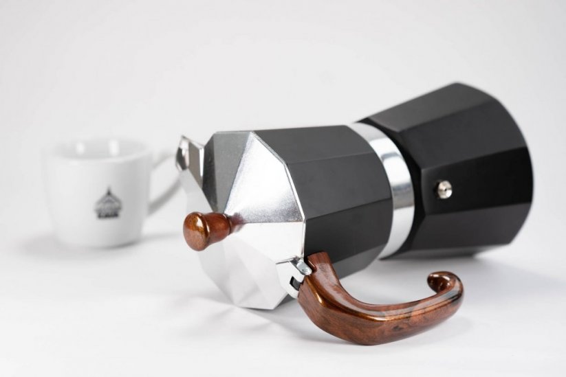 Moka-Kanne Prestige schwarz mit einer Tasse Wellness-Kaffee