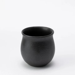 Elegantný hrnček na filtrovanú kávu v čiernej farbe s objemom 200 ml, ideálny na vychutnanie vášho obľúbeného nápoja.