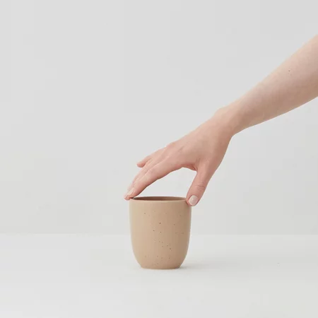 Tasse à café latte Aoomi Sand Mug A02 d'une capacité de 330 ml en couleur sable.