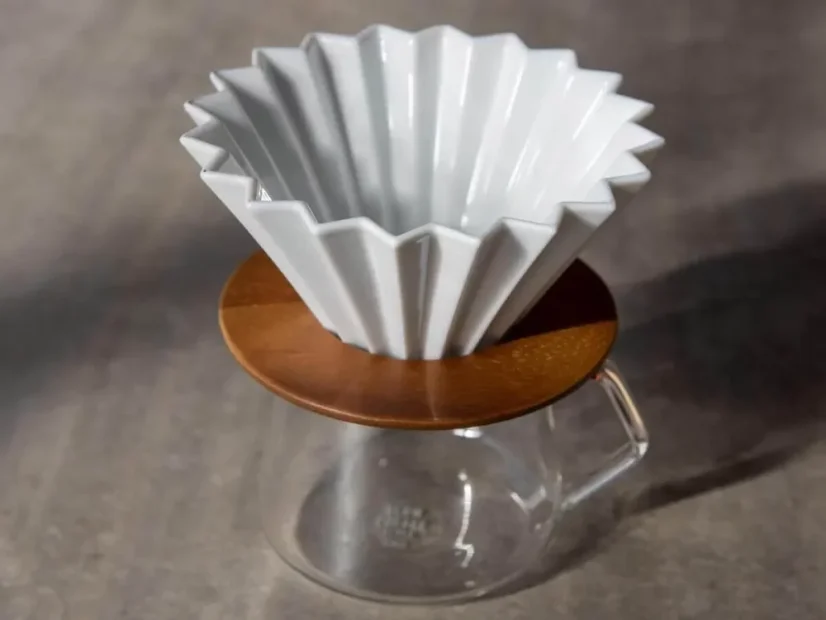 Server, drevený držiak a biely origami dripper.