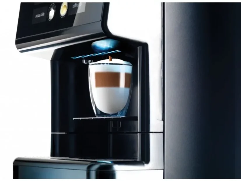 Automatický kávovar Saeco Phedra EVO Cappuccino z rady profesionálnych kávovarov, ktorý pripravuje lahodné Americano.
