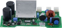 Gréng elektronesch Plack mat engem Killkierper, Kondensatoren a e puer Konnektoren.