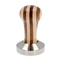 Ručný tamper Motta Wooden s priemerom 58 mm vyrobený z kvalitného dreva.