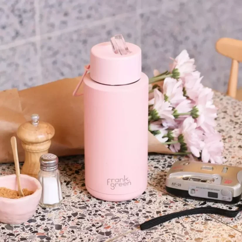 Termohrnček Frank Green Ceramic Blushed Straw Lid s objemom 1000 ml, farba ružová, vyrobený bez BPA.