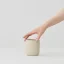 Mug Aoomi Iris Mug C01 en couleur beige avec une capacité de 400 ml, idéal pour le café filtré et le thé. Mug Aoomi Iris Mug C01 en couleur beige avec une capacité de 400 ml, idéal pour le café filtré et le thé.