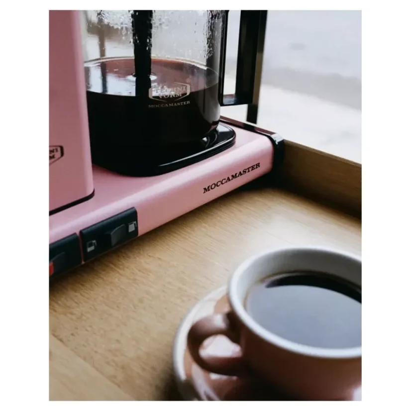 Moccamaster KBG Select en un hermoso color rosa es una cafetera de goteo elegante que ofrece un sabor de café perfecto.