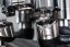 De kop van de koffiemachine spoelen met water en de Cafelier schoonmaken.