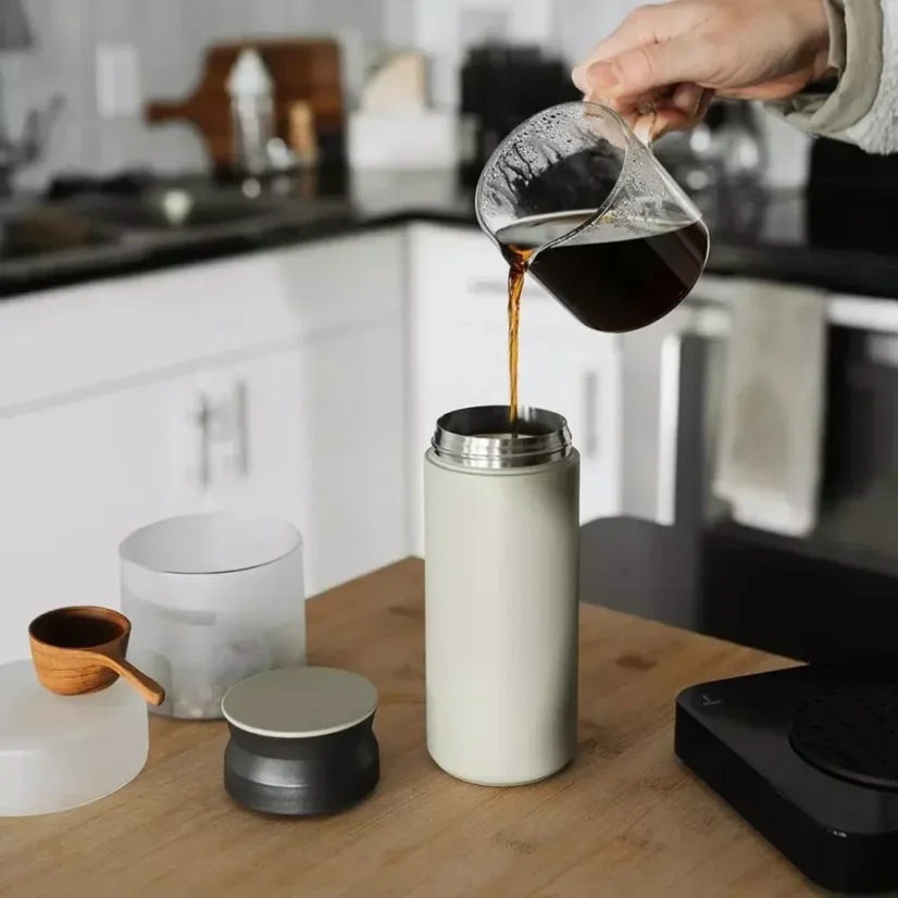 Tasse isotherme Kinto Travel Tumbler blanche 500 ml est un élégant gobelet en acier inoxydable, idéal pour protéger vos boissons lors de vos déplacements.