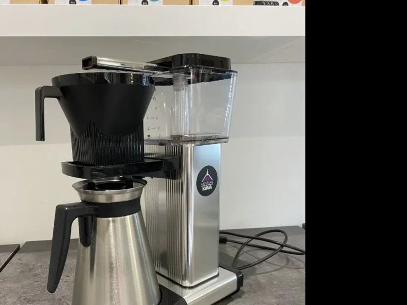 The Technivorm Moccamaster KBGT 741 in silver is a used home coffee brewer without an integrated coffee bean grinder.