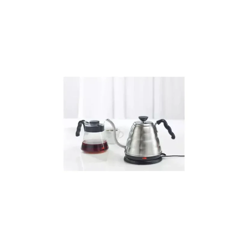 Elegantná elektrická kanvica s objemom 800 ml, ktorá kombinuje moderný dizajn a striebornú farbu, ideálna na prípravu perfektnej kávy.