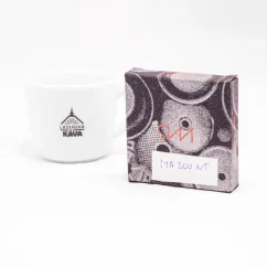 Zilveren IMS koffiemachine douchekop in originele verpakking op een witte achtergrond met een kopje koffie Zilveren IMS koffiemachine douchekop in originele verpakking op een witte achtergrond met een kopje koffie