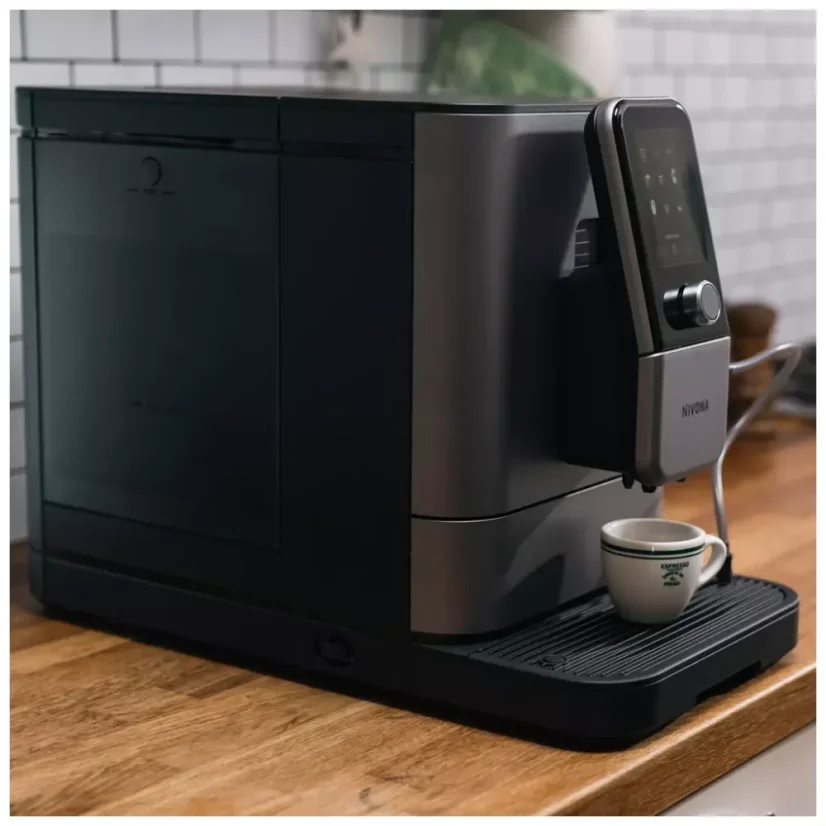 Der automatische Kaffeevollautomat Nivona NIVO 8101 in mattem Schwarz bietet die Funktion, zwei Tassen Kaffee gleichzeitig zuzubereiten, was Sie beim Servieren für Gäste zu schätzen wissen.
