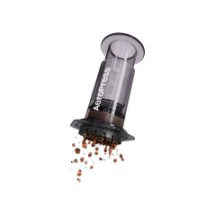 Aeropress Clear Smoked ir skaists caurspīdīgs melns dizains.