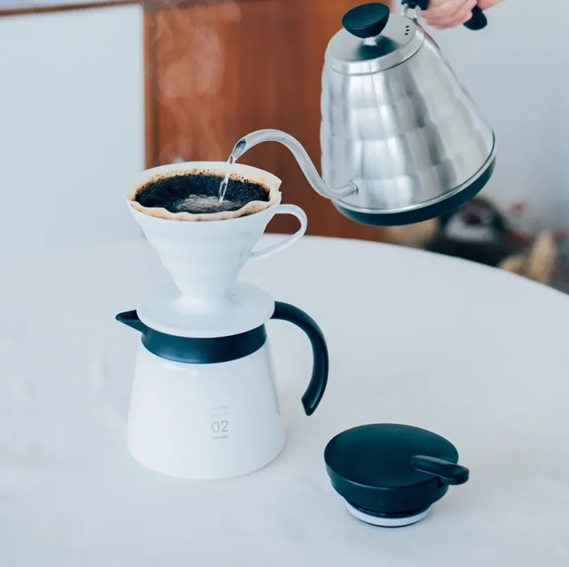 Balta nerūdijančio plieno kavos serviravimo puodelis Hario Insulated Server V60-02 talpos 600 ml ilgiau išlaiko jūsų gėrimą šiltą.