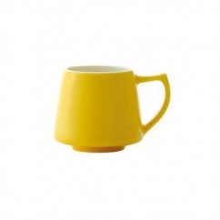 Žltý porcelánový hrnček na kávu.