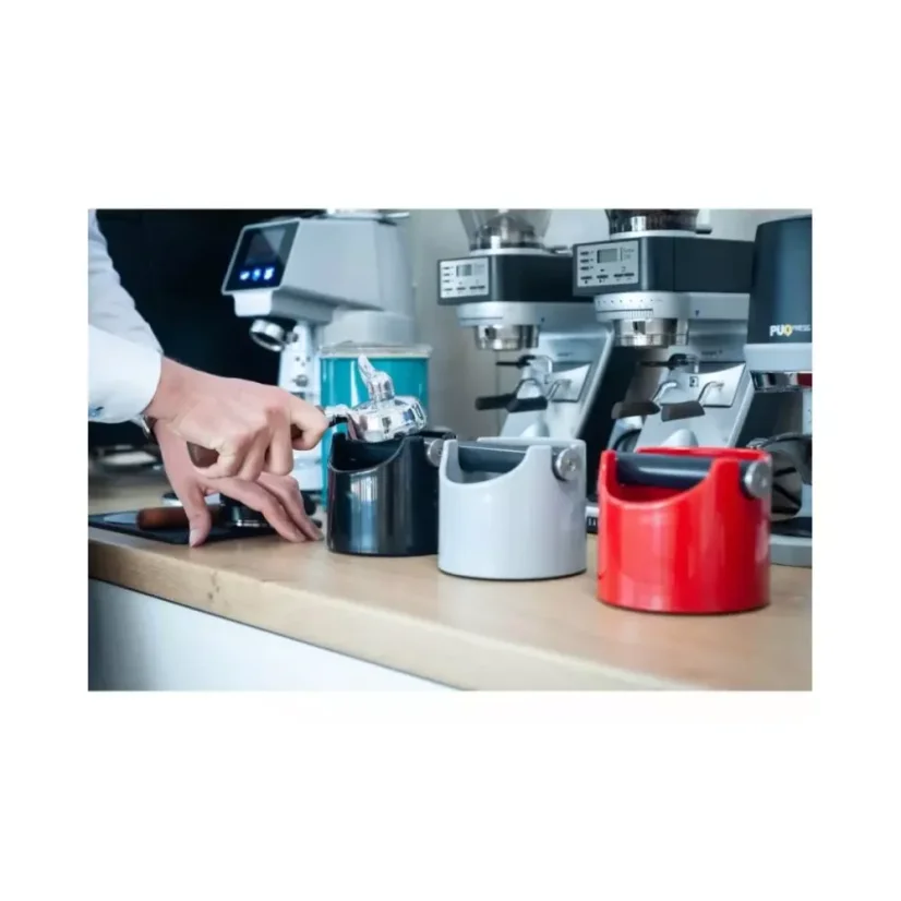 Le Knockbox Espresso noir de JoeFrex est un dispositif pratique en silicone qui garantit un vidage facile et hygiénique des résidus de café.