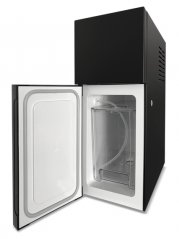 Schwarzer Kühlschrank zum Kühlen von Milch.
