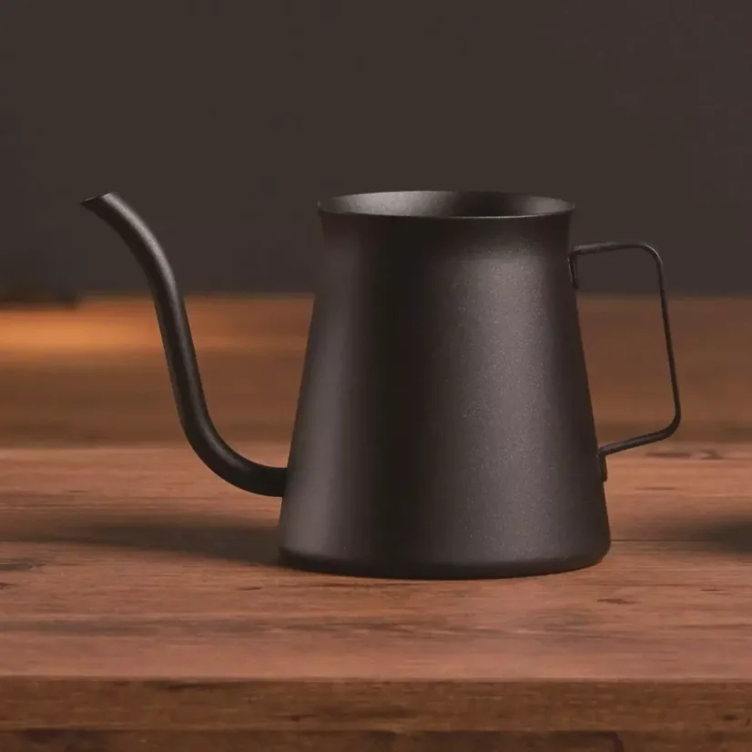 Bouilloire noire de la marque Hario Kasuya Mini Drip d'une capacité de 300 ml sur une table en bois avec un fond noir.